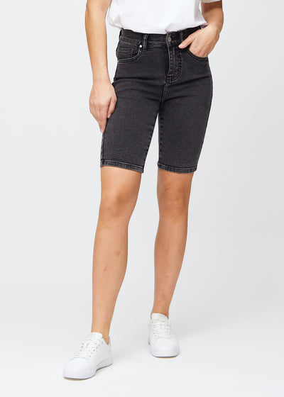 Dark grey denim skinny middle shorts, model name Shadows, which fit closely around the thigh and end just above the knee, seen from the front.
