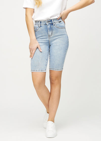 Light denim skinny middle shorts, model name Waves, which fit tightly around the thigh and end just above the knee, seen from the front.