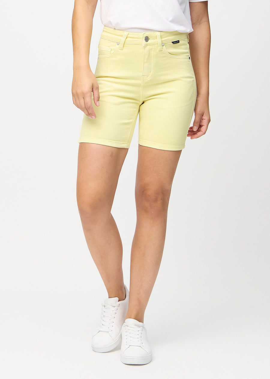 Light yellow skinny short shorts, model name Lemonades, which fit tightly and end mid-thigh, seen from the front.