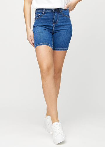 Dark denim skinny short shorts, model name Oceans, which are tight-fitting and end mid-thigh, seen from the front.
