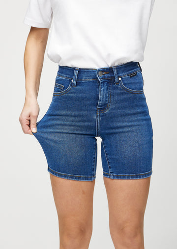 Model stretches the shorts at the thigh to show the stretch.