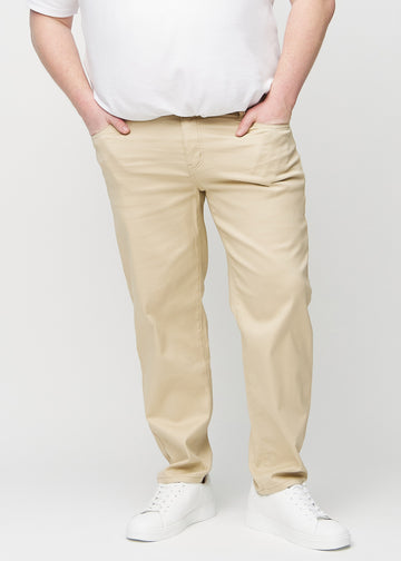 Beige regular jeans, model name Gazelles, which goes straight down the leg on a plus-size model, seen from the front.