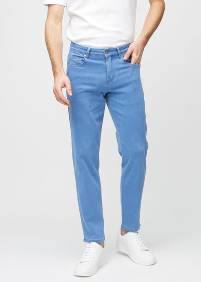 Blue regular jeans, model name Geraniums, which goes straight down the leg, seen from the front.