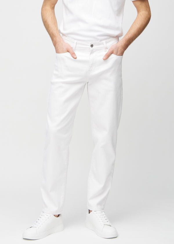 White regular jeans, model name Marguerites, with a straight leg, seen from the front.