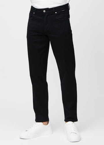 Black regular jeans, model name Ravens, with a straight leg, seen from the front.