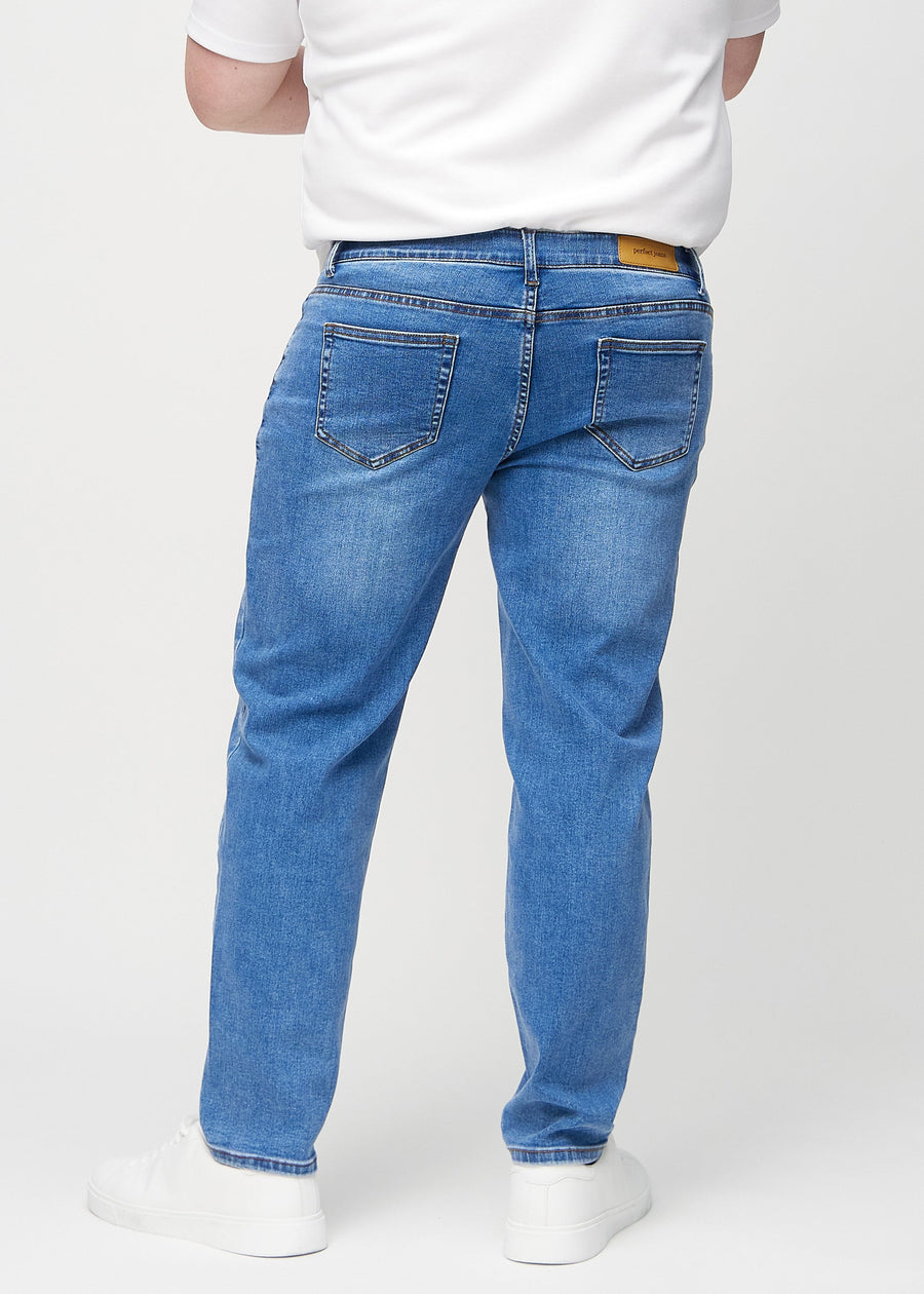 Denim regular jeans seen from the back on a plus-size model, so the entire product can be seen.
