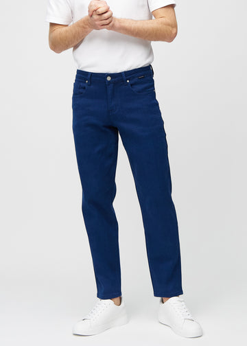 Dark blue regular jeans, model name Royals, which goes straight down the leg, seen from the front.