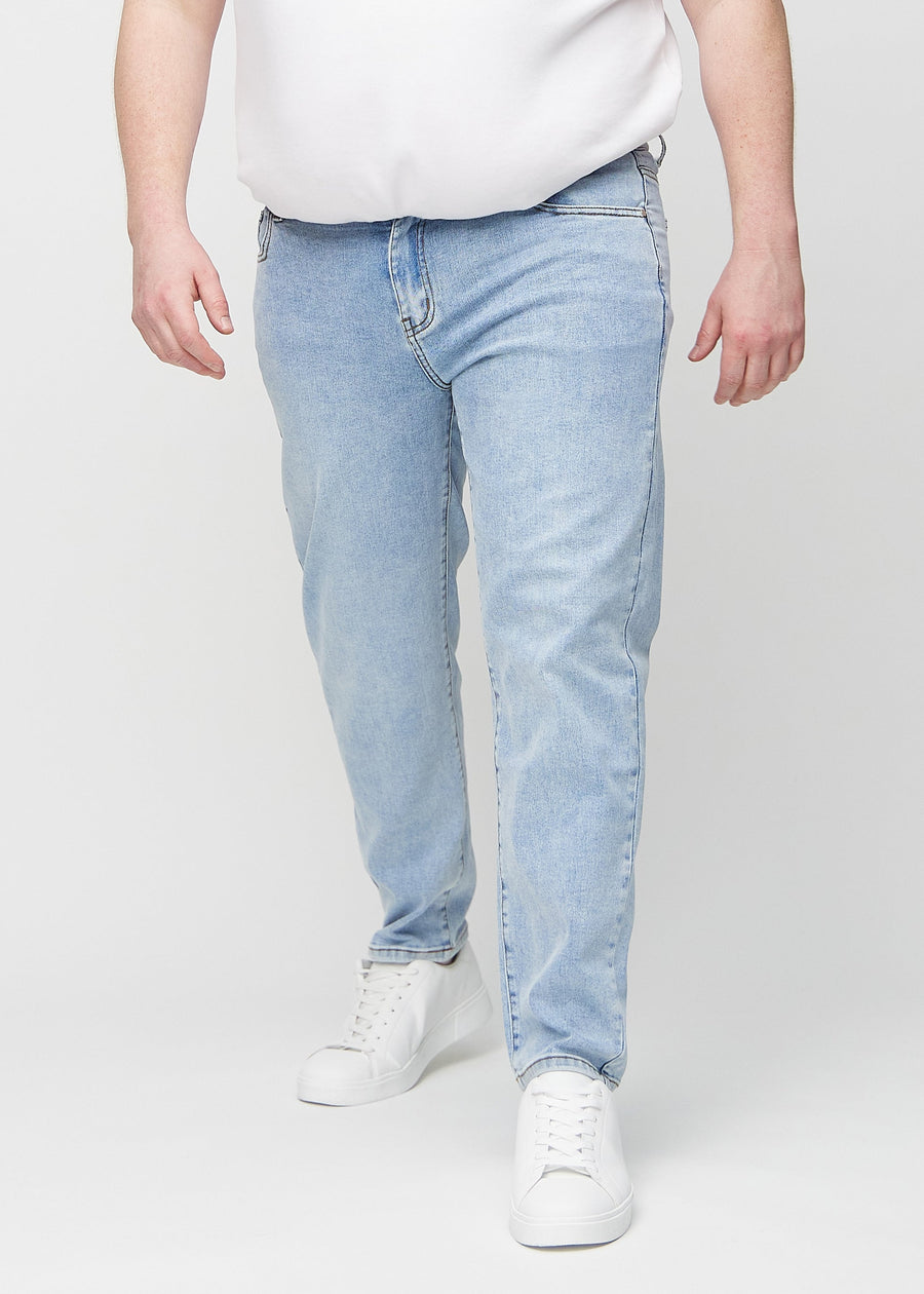 Light denim regular jeans, model name Waves, with a straight leg on a plus-size model, front view.