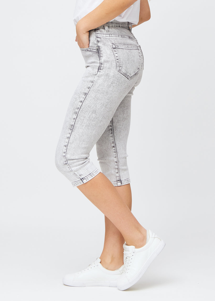 Lysegrå denim slim capris i farven Ashes set fra siden – klassisk pasform med høj talje og tætsiddende snit.