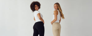 To kvinder iført slim capris i sort og beige, fra Perfect Jeans