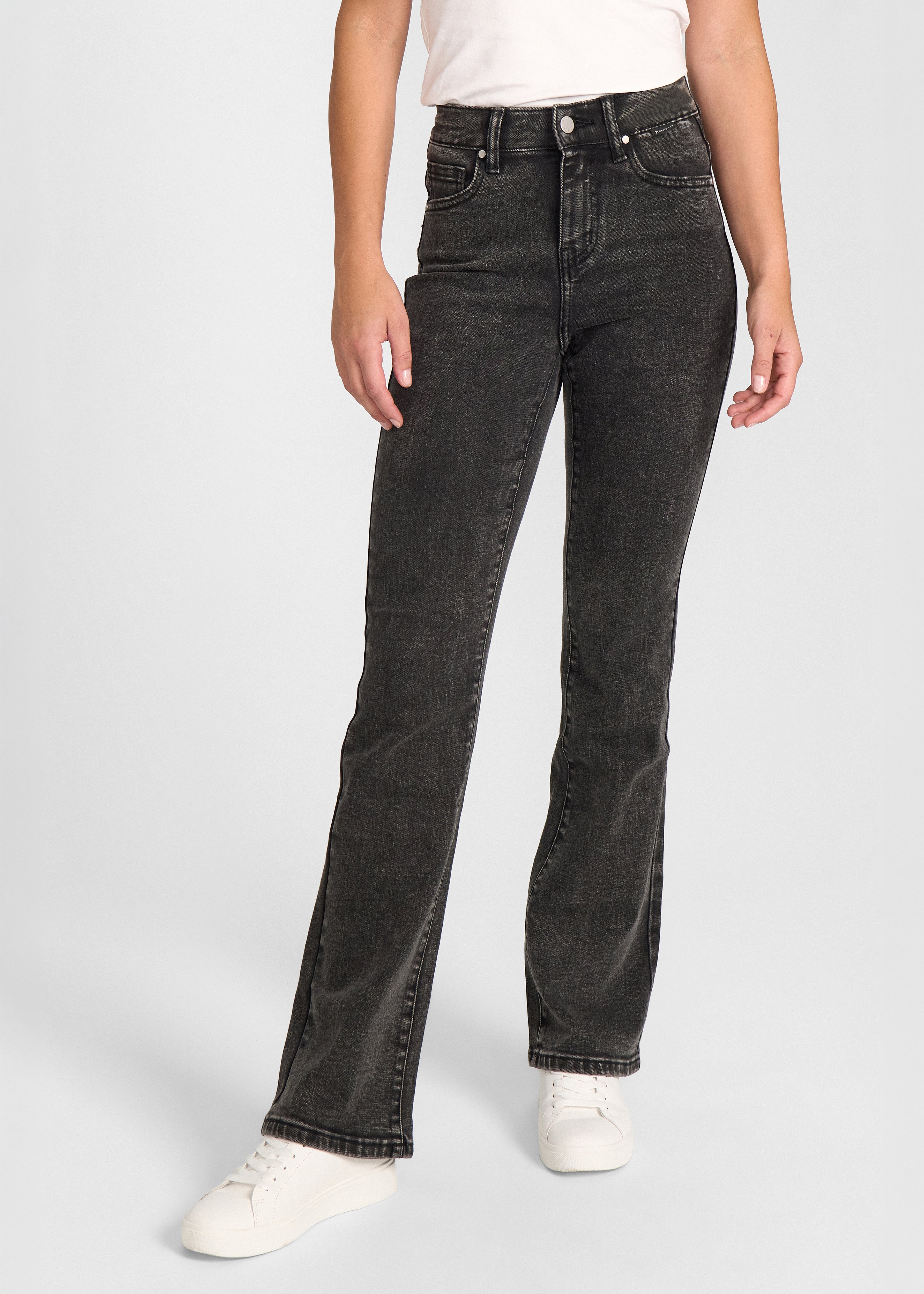 Mørkegrå denim bootcut jeans, modelnavn Shadows, som sidder tæt om hofter og lår med et let svaj fra knæet og ned, set forfra.