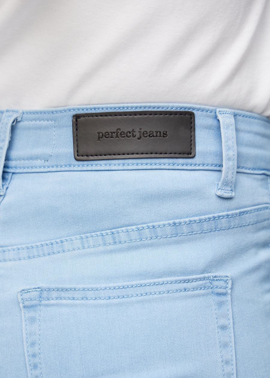 Baglommen på et par lyseblå skinny capris, hvor man kan se logoet.