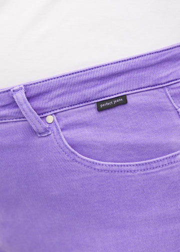 Forlommen på et par lilla skinny capris, hvor man kan se logoet på en plus-size model.