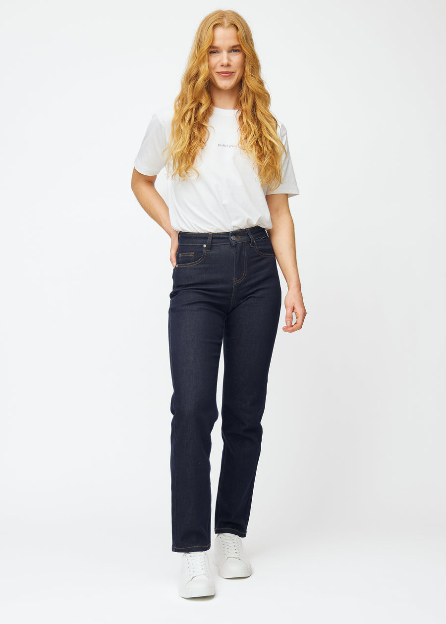 Model viser dyb mørkeblå denim jeans til kvinder i farven Midnights med regular pasform i bevægelse.