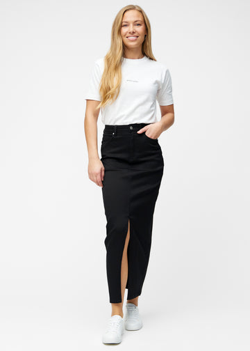 Model viser lang, sort jeansnederdel i farven Ravens med regulær pasform i bevægelse og demonstrerer slids og materiale.